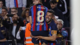 前巴萨10号涅槃重生，37秒连入两球滑跪庆祝传奇归来